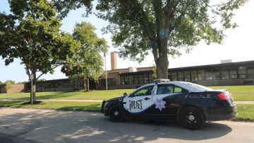 Una patrulla de la Policía de Joliet, Illinois, frente a una escuela del Distrito Escolar 86 de Joliet. (Facebook Joliet Public School District 86)