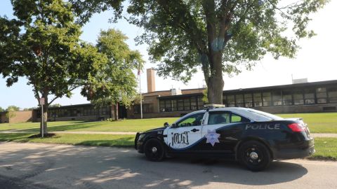 Una patrulla de la Policía de Joliet, Illinois, frente a una escuela del Distrito Escolar 86 de Joliet. (Facebook Joliet Public School District 86)