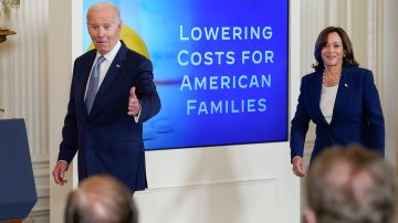 El presidente Joe Biden y la vicepresidenta Kamala Harris en un evento sobre reducción de precio de medicinas.