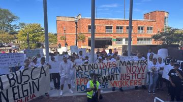 Trabajadores de la empresa Fisher Nut. Co y activistas de Casa DuPage se manifiestan frente a la estación de policía en Elgin, IL, para denunciar discriminación de esa compañía y maltrato policial. (Cortesía Casa DuPage)