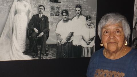 Carmen Velázquez, fundadora de la clínica médica Alivio y del restaurante-centro cultural La Décima Musa. (Antonio Zavala / La Raza)