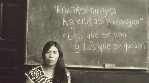 Fotos de mujeres purépechas capturadas por la periodista cultural Elsa Escamilla en pueblos de Michoacán se exhiben en Chicago en la Casa Michoacán de Pilsen. (Cortesía Elsa Escamilla, imágenes tomadas en Casa Michoacán)