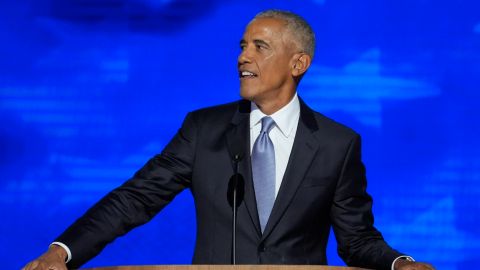 El expresidente Barack Obama habla durante la Convención Nacional Demócrata de 2024 en Chicago.