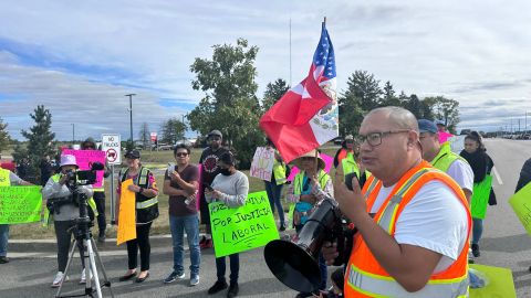 Trabajadores de la empresa Ryder y activistas presentaron una petición con quejas en las instalaciones de esa compañía en Plainfield, Illinois. (Cortesía de Casa DuPage)