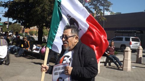 Carlos Arango portó una bandera mexicana durante la conmemoración en Pilsen de la masacre de estudiantes del 2 de octubre de 1968 en Tlatelolco, Ciudad de México. (Antonio Zavala / La Raza)