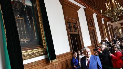 El presidente de México, Andrés Manuel López Obrador, habla frente a su retrato en el Palacio Nacional en la Ciudad de México. López Obrador develó su retrato, que estará expuesto a partir de ahora en los corredores del Palacio Nacional, que fue su casa y oficina durante su gestión (2018-2024).