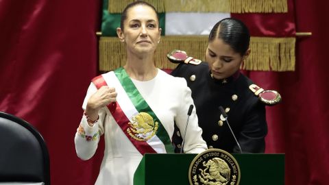 La presidenta de México Claudia Sheinbaum, recibe la banda presidencial en la Cámara de Diputados este martes en la Ciudad de México.