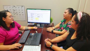 Lizette Carretero, directora de bienestar financiero de Proyecto Resurrección, en entrenamiento con su equipo. (Cortesía Proyecto Resurrección)