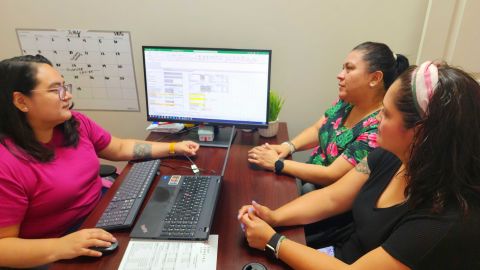 Lizette Carretero, directora de bienestar financiero de Proyecto Resurrección, en entrenamiento con su equipo. (Cortesía Proyecto Resurrección)