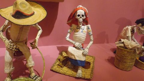 Piezas artísticas y ofrendas vinculadas a la celebración mexicana del Día de Muertos que son expuestas en el Museo Nacional de Arte Mexicano de Pilsen, Chicago. (Antonio Zavala / La Raza)