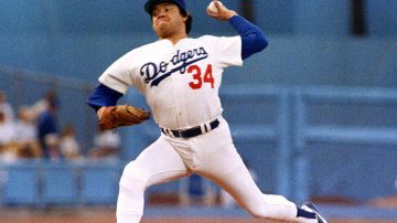 Fernando Valenzuela, legendario pitcher de los Dodgers de Los Ángeles, en 1985.