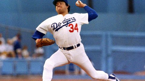 Fernando Valenzuela, legendario pitcher de los Dodgers de Los Ángeles, en 1985.