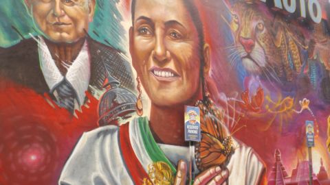 Detalles del mural ‘No llego sola, llegamos todas’ que muestra la imagen de la presidenta de México, Claudia Sheinbaum. El mural, ubicado en La Villita, es obra del muralista mexicano Gerardo ‘Fósil’ Rivera Soaste. (Antonio Zavala / La Raza)