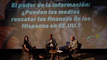 Ariana Serna, Ramiro Atristaín y Juan Solana, en el panel ‘El poder de la información: ¿pueden los medios rescatar las finanzas de los hispanos en EEUU?’ durante el Simposio Internacional de Medios Públicos del Lenguaje Español (SIMPLE 2024). (Cortesía SIMPLE)