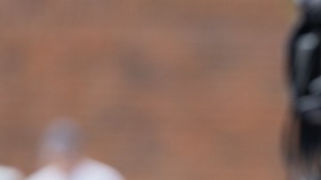 Emma Lozano y su nieto durante el anuncio de la expansión de la Biblioteca Rudy Lozano en Pilsen, Chicago. (Cortesía Emma Lozano)