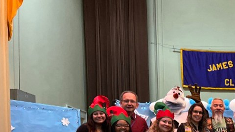 Personal y directivos de la escuela primaria Shields en Brighton Park, Chicago. (Cortesía Escuela Shields)