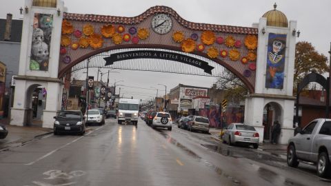 Los icónicos arcos de La Villita, inaugurados en 1991, en la Calle 26 de Chicago. (Antonio Zavala / La Raza)