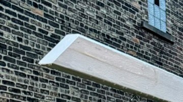 Vivienda de 3 unidades de venta en la comunidad de Brighton Park. (Irene Tostado / La Raza)