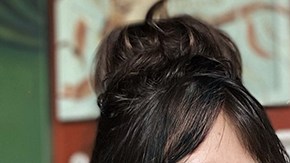 La artista brasileña Mila Bernardo y su diseño, ganador del concurso de póster del 41° Festival de Cine Latino de Chicago. (Cortesía ILCC)