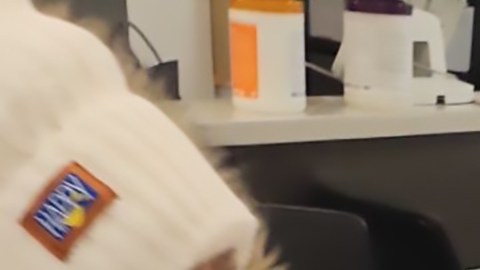 Norma Contla Galván, enferma de cárcel terminal, es transportada en una camilla. (Cortesía Julie Contreras)