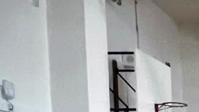 Tres salones de kindergarten en la Primaria Shields, en Brighton Park, recibieron una donación de 20  pequeñas bicicletas y cascos para cada salón. (Cortesía Amelia Costello)