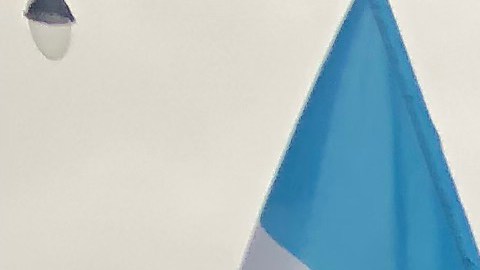 Activistas realizaron en Pilsen una marcha, el pasado 15 de febrero de 2025, en contra de la política de deportaciones del gobierno de Donald Trump. (Antonio Zavala / La Raza)