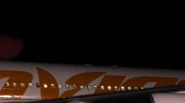 Venezolanos deportados de Estados Unidos bajan de un avión a su llegada a Venezuela.