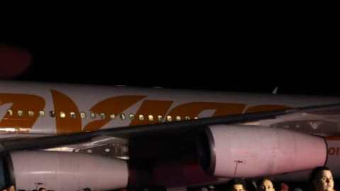 Venezolanos deportados de Estados Unidos bajan de un avión a su llegada a Venezuela.