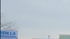 Trabajadores de Tony’s Fresh Market se manifiestan para exigir respeto a sus derechos laborales y de organización sindical. (Arise Chicago Facebook)