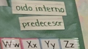 Rocío Tovar y algunas de sus estudiantes de la escuela chárter Namaste, en Chicago. (Aileen Ocaña / La Raza)