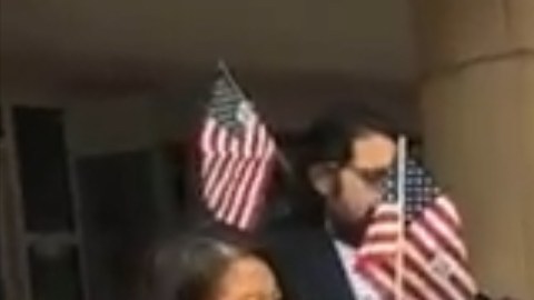 Cargando pequeñas cruces de madera, un  grupo de niños migrantes no acompañados rezaron por su libertad el Viernes Santo de 2025 frente a las oficinas de ICE en Chicago. (Cortesía Julie Contreras)