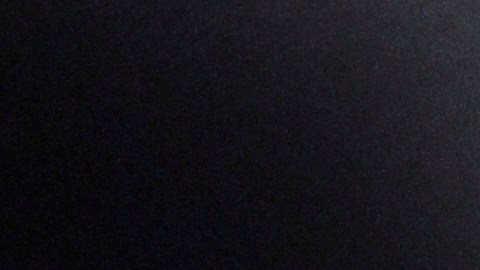 El presidente Donald Trump muestra su "tarjeta dorada" que a un costo de 5 millones de dólares concede estancia legal en EEUU a extranjeros.