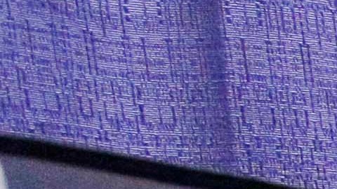 Un ciudadano se dispone a emitir su voto en Chicago.