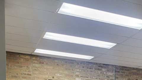 Líderes cívicos hispanos de Chicago se reunieron en Pilsen para discutir sobre el posible nuevo impuesto de 3.5% a las remesas propuesto por el gobierno de Trump. (Cortesía Manuel Castro)