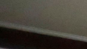 Agentes de la Policía de Inmigración y Aduanas (ICE) realizan un arresto.