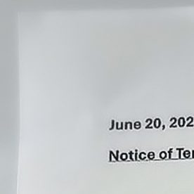Fotografía cedida por el santuario United Giving Hope que muestra una carta del 20 de junio de 2025 enviada por la Administración Trump a un menor inmigrante en Illinois. Unas cartas enviadas a menores inmigrantes, que los instan abandonar inmediatamente Estados Unidos pese a haber entrado legalmente al país y amenazan con deportaciones, multas y procesos penales, horrorizan a familias y líderes civiles de Illinois. (Santuario United Giving Hope)