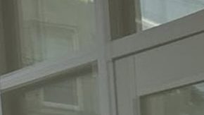 La puerta de la oficina de Latinos Progresando, en la calle Cermak, fue vandalizada con una esvástica, signo asociado con los nazis. (Foto Facebook de Latinos Progresando)