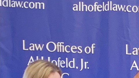 El joven Peter Méndez (centro) con los abogados que llevaron su caso. (Cortesía por Michael McDonough)