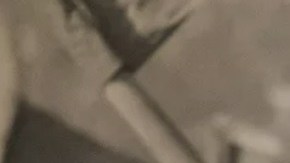 Andrés Chávez, nieto del histórico líder campesino César Chávez y director de la fundación que lleva, frente a una foto en la que aparece su abuelo dirigiendo una de sus huelgas campesinas. (Cortesía Andrés Chávez)