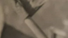 Andrés Chávez, nieto del histórico líder campesino César Chávez y director de la fundación que lleva, frente a una foto en la que aparece su abuelo dirigiendo una de sus huelgas campesinas. (Cortesía Andrés Chávez)