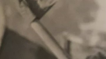 Andrés Chávez, nieto del histórico líder campesino César Chávez y director de la fundación que lleva, frente a una foto en la que aparece su abuelo dirigiendo una de sus huelgas campesinas. (Cortesía Andrés Chávez)