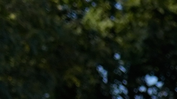 El jefe de la Patrulla Fronteriza Greg Bovino camina al lado de un manifestante que tiene las manos en su espalda durante protestas contra las redadas en Broadview, Illinois.