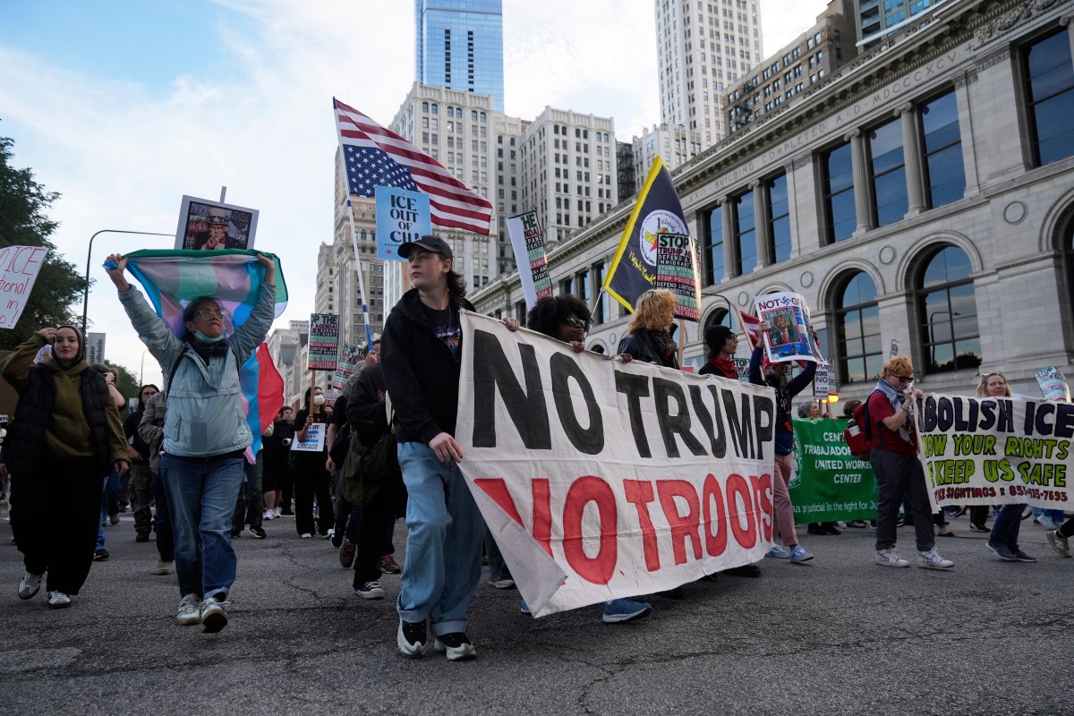 Miles de personas protestan ante edificio Trump en Chicago por envío de ...