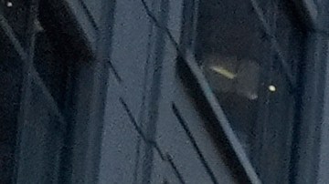 Manifestantes en Chicago rechazan el envío de militares a la ciudad, en el contexto de la embestida de redadas y detenciones de inmigrantes 'Operación Midway Blitz' emprendida por ICE.