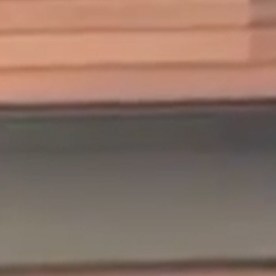 El momento en que agentes federales al parecer sacan por la fuerza a una maestra, durante una redada de inmigración en la guardería Rayito de Sol Spanish Immersion Early Learning Center, en Roscoe Village, Chicago. (Captura de pantalla, Capable_Salt_SD/Reddit)