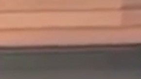 El momento en que agentes federales al parecer sacan por la fuerza a una maestra, durante una redada de inmigración en la guardería Rayito de Sol Spanish Immersion Early Learning Center, en Roscoe Village, Chicago. (Captura de pantalla, Capable_Salt_SD/Reddit)