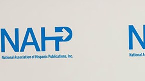 Jesús Del Toro, director de La Raza, junto a ejecutivos de T-Mobile y Wells Fargo, al recibir el Premio José Martí 2025 otorgado a La Raza. (Paulo Neira/National Association of Hispanic Publications)