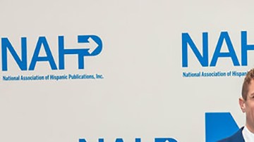 Jesús Del Toro, director de La Raza, junto a ejecutivos de T-Mobile y Wells Fargo, al recibir el Premio José Martí 2025 otorgado a La Raza. (Paulo Neira/National Association of Hispanic Publications)