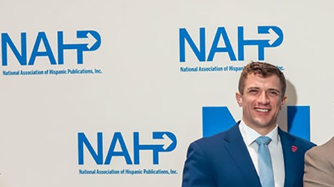 Jesús Del Toro, director de La Raza, junto a ejecutivos de T-Mobile y Wells Fargo, al recibir el Premio José Martí 2025 otorgado a La Raza. (Paulo Neira/National Association of Hispanic Publications)