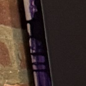 El artista venezolano Juan Luis Landaeta con las obras que integran la muestra que se expone en la UNAM Chicago del 13 de noviembre al 11 de diciembre de 2026. (Cortesía Juan Luis Landaeta)